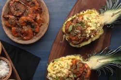 Chuẩn bị bữa sáng với salad nui Hawaii và tôm chiên tỏi lạ miệng