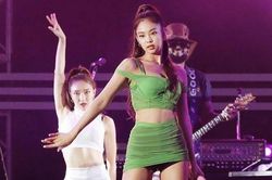 Jennie toàn mặc đồ ngắn cũn, fan đòi đổi ngay stylist