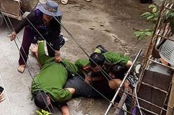 Ba mẹ con vướng vòng lao lý vì 'bảo vệ đồng hồ nước'