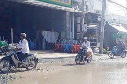 Dân khổ sở vì đường vào bệnh viện Đa khoa tỉnh Cà Mau chứa đầy 'bẫy' tai nạn giao thông