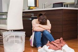Sáng nào chồng cũng ra khỏi nhà lúc 5h để đi tập thể dục, đều đặn suốt 2 tháng, sự thật choáng váng chỉ bại lộ khi tôi vô tình nhìn thấy tấm lót giày của anh