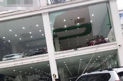 Hà Nội: Xe Vios 'phi' từ tầng 2 showroom xuống đất, đè trúng 1 ô tô khác