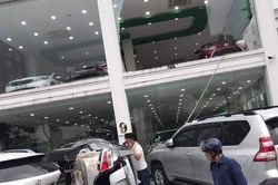 Toyota 'nhảy dù' từ tầng 2 showroom xuống đất khiến hàng loạt xe bị hư hại nặng