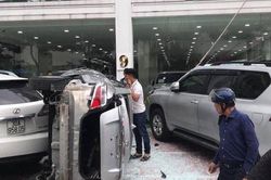 Hà Nội: Nhân viên showroom ô tô đạp nhầm chân ga lao từ tầng 2 xuống đất