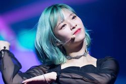 Mỹ nhân TWICE bị 'ném đá' vì mặc váy xuyên thấu, khoét lỗ ở eo