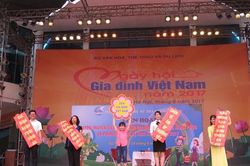 Ứng xử trong gia đình: Hơn nhau ở chữ tôn trọng