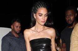 Kendall Jenner diện đồ da bóng, xách túi tí hon khi đi ăn cùng chị em