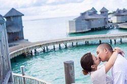 Nguyện ước ngôn tình của người chồng đưa vợ sang Maldives chụp ảnh kỷ niệm ngày cưới