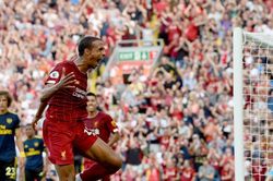 Đè bẹp Arsenal, Liverpool giữ vững ngôi đầu Ngoại hạng Anh