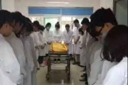 Xúc động cảnh hàng chục bác sĩ cúi đầu vĩnh biệt nữ y tá 25 tuổi bị ung thư hiến giác mạc cứu người
