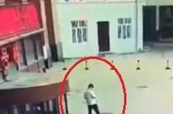 Đang đứng hóng gió, bị người nhảy lầu rơi trúng làm gãy đốt sống
