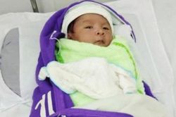 Bé trai bị bỏ rơi ở công viên kèm lời nhắn đặc biệt