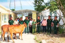 Tặng bò giống cho 2 hộ nghèo xã Khánh Hiệp