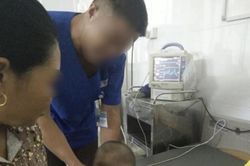 Bé 8 tháng tuổi tím tái, suýt ngừng tim sau uống kháng sinh và siro ho