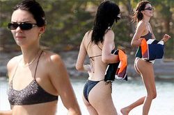 'Siêu mẫu đắt giá nhất 2018' thả dáng như tạc tượng với bikini bé xíu
