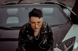 Rapper Ashi khoe vẻ phong trần lãng tử bên siêu xe 20 tỷ