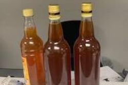 Bị tạm giữ gần 3 tháng vì mang 3 chai mật ong đến Mỹ