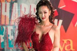 Ca sĩ Maya diện đầm ôm sát hát dưới cái lạnh 10 độ C