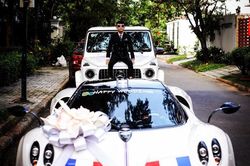 Minh nhựa 'thay áo' siêu xe 80 tỷ phục vụ đám cưới con gái