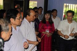 Thủ tướng dâng hương tưởng nhớ Bác Hồ tại nhà lưu niệm ở Huế