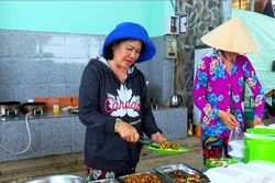 Chị Hạnh mở quán cơm 0 đồng