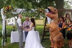 Phù dâu hóa thân thành khủng long T-Rex đến dự lễ cưới