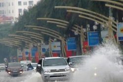 Nghệ An: Mưa lớn kéo dài, nhiều tuyến đường TP Vinh chìm trong biển nước