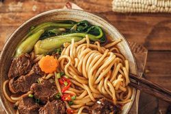 'Làm mới' món mì bò truyền thống với cách đặc biệt