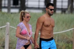 Britney Spears bị chê ăn mặc thảm họa khi ở bên tình trẻ kém 13 tuổi