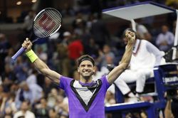 US Open: Dimitrov bất ngờ loại Federer, sẽ đấu với 'Kẻ thù của nước Mỹ' - Medvedev ở bán kết
