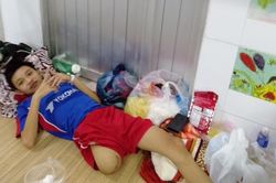 Bán 1 tấn lúa mua 1 lọ thuốc, cha lo sợ con không qua khỏi