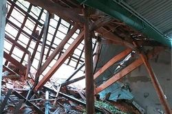 Sạt lở đất làm sập nhà dân do mưa lớn, lên phương án di dời hàng chục gia đình
