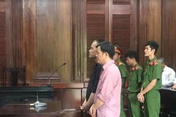 Lưu hành 100 ngàn USD giả, hai đối tượng lãnh 23 năm tù