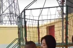 Bé trai liên tục 'tấn công' đòi hôn môi và hành động ngỡ ngàng của cô giáo trẻ khiến dân tình xôn xao