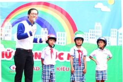 Tặng 32.062 mũ bảo hiểm cho học sinh lớp 1 toàn tỉnh nhân dịp lễ khai giảng