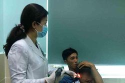 Nghịch dại nhét 2 viên pin điện tử vào tai, em bé 5 tuổi bị thủng màng nhĩ