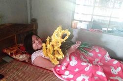 Cô bé xương thủy tinh trải lòng qua những trang sách