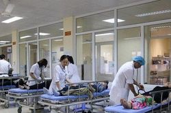 Hơn 40 người nhập viện sau khi ăn cỗ liên hoan nhà mới