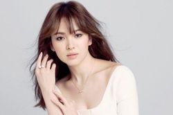 Song Hye Kyo luôn nổi bật dù mặc váy đơn giản hay xẻ sâu khoe vòng một