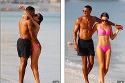 Helen Flanagan khoe dáng nóng bỏng, tình tứ bên bạn trai ở biển