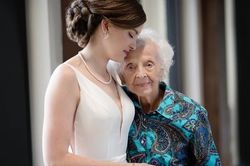 Bà ngoại không thể dự đám cưới, cháu gái làm điều khiến trăm người xúc động