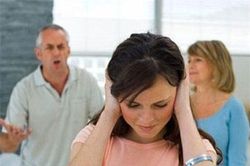 Ca thán chồng đi chơi về khuya: Bố chồng nói một câu con dâu chỉ biết câm nín