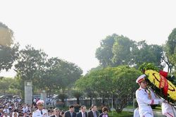 Lãnh đạo Hội Luật gia Việt Nam cùng đại biểu dâng hương tưởng niệm các anh hùng liệt sĩ và vào Lăng viếng Chủ tịch Hồ Chí Minh