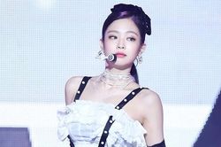 Jennie luôn diện đồ sexy đốt mắt khán giả trên sân khấu