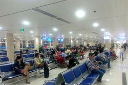 Nam hành khách không lên máy bay, cố dỡ trần nhà để trốn… nợ!
