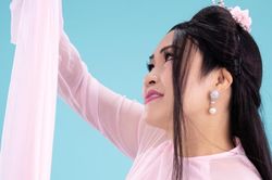 Phương Thanh thể hiện ca khúc 'Hồng nhan'