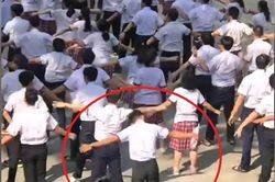 Nam sinh vừa tập thể dục, vừa tranh thủ ôn bài trên sân trường