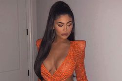 Kylie Jenner trông kém sang vì tham diện đồ có nhiều chi tiết