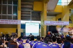 Hàng trăm CĐV Hà Nội lắp máy chiếu cổ vũ, tiếp lửa đội nhà ngoài SVĐ Hàng Đẫy