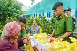 Khám bệnh, cấp thuốc miễn phí và tặng quà cho 400 người nghèo xã Phú An